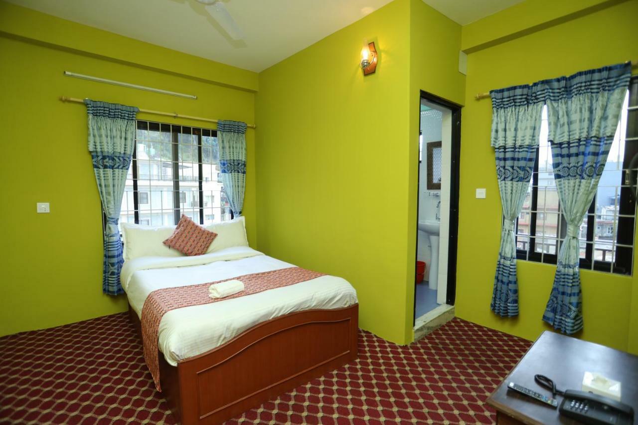 Hotel Blue Magnet Pokhara Extérieur photo