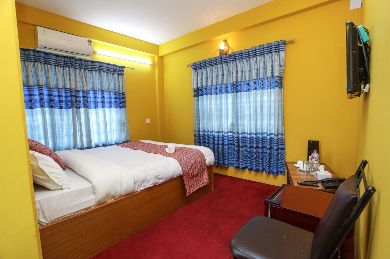 Hotel Blue Magnet Pokhara Extérieur photo