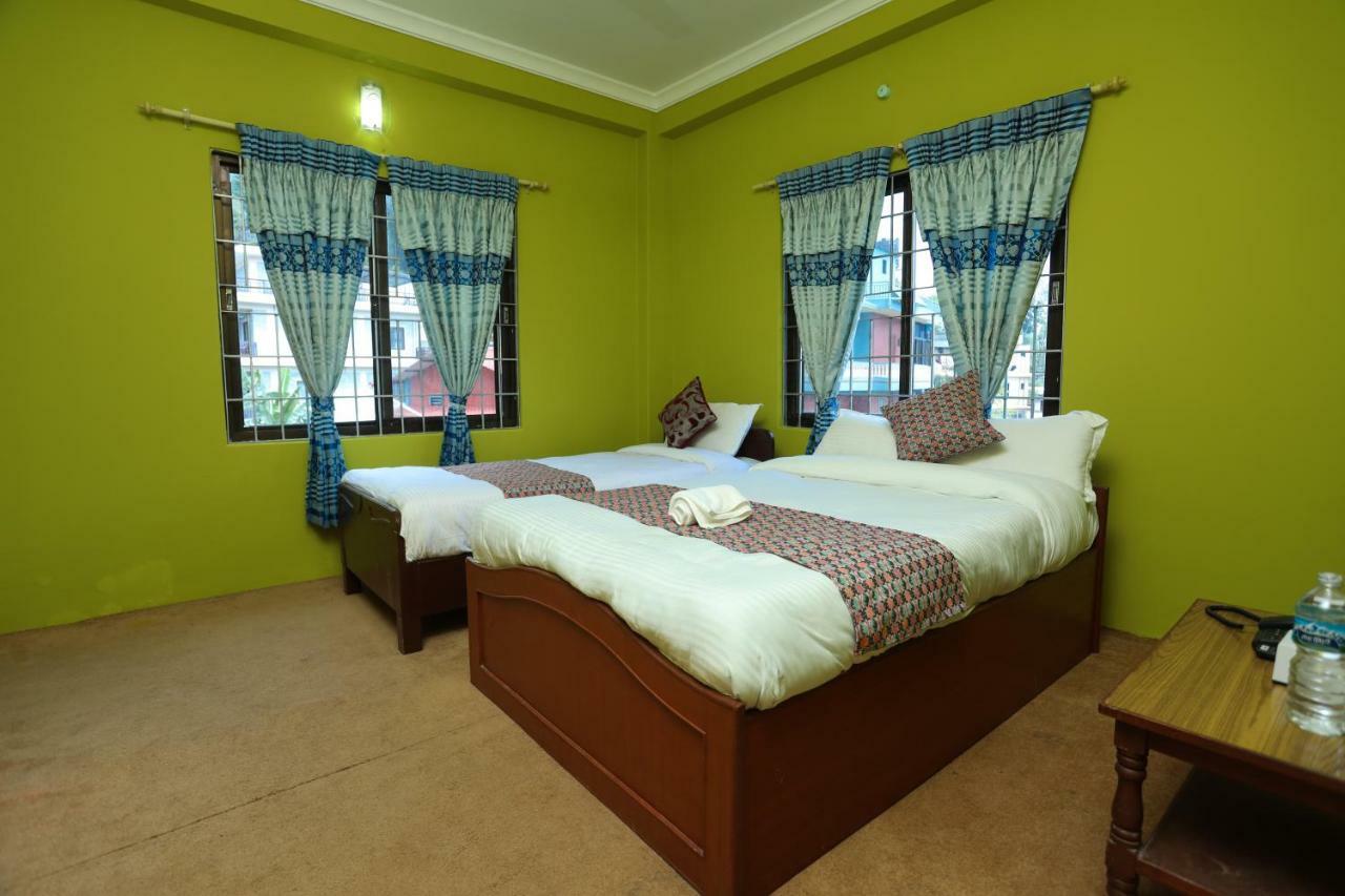 Hotel Blue Magnet Pokhara Extérieur photo