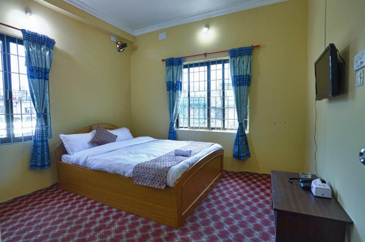 Hotel Blue Magnet Pokhara Extérieur photo
