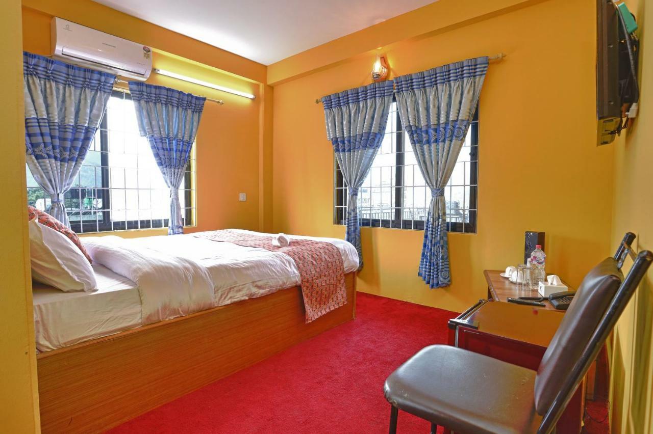 Hotel Blue Magnet Pokhara Extérieur photo