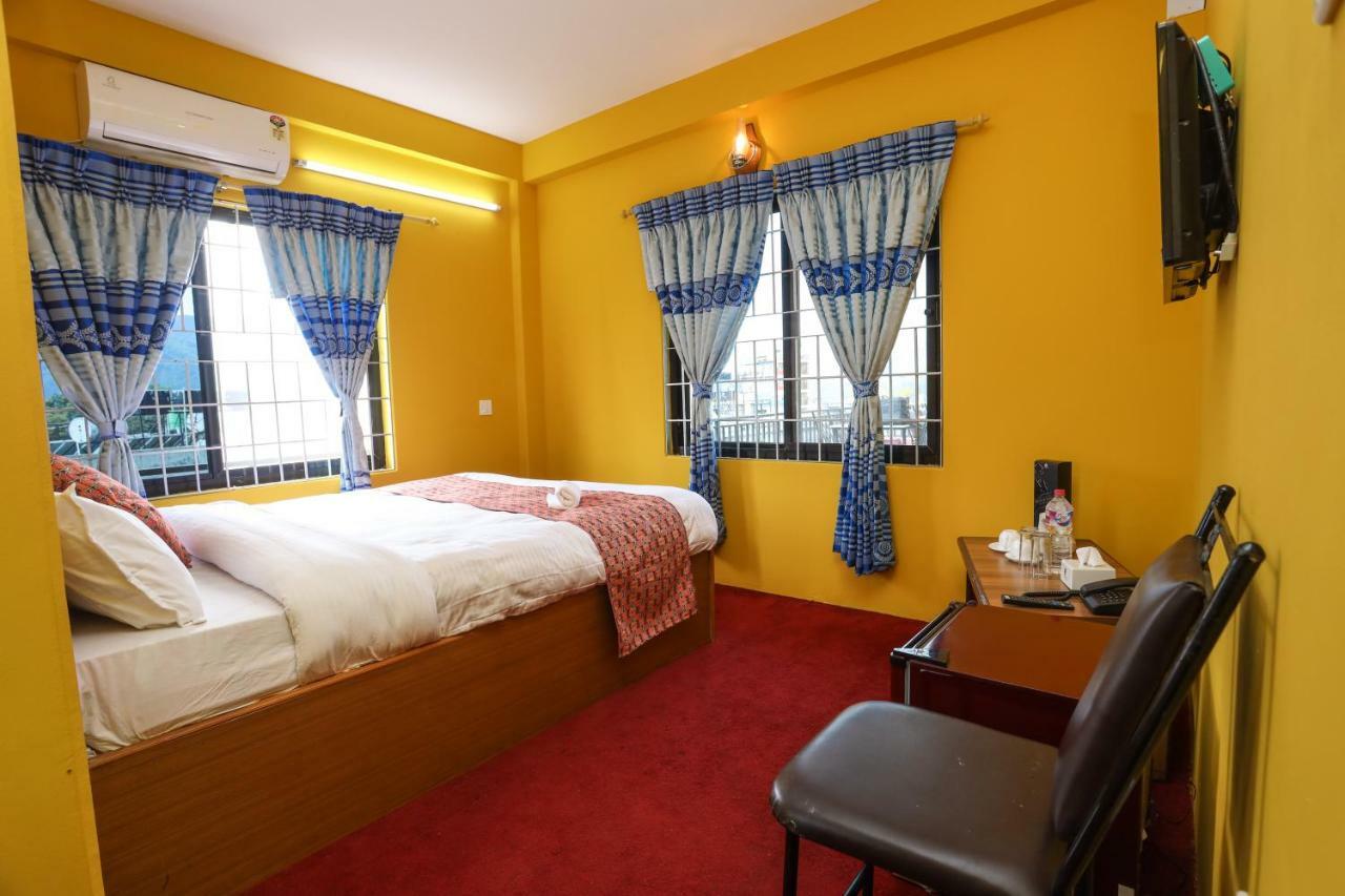 Hotel Blue Magnet Pokhara Extérieur photo