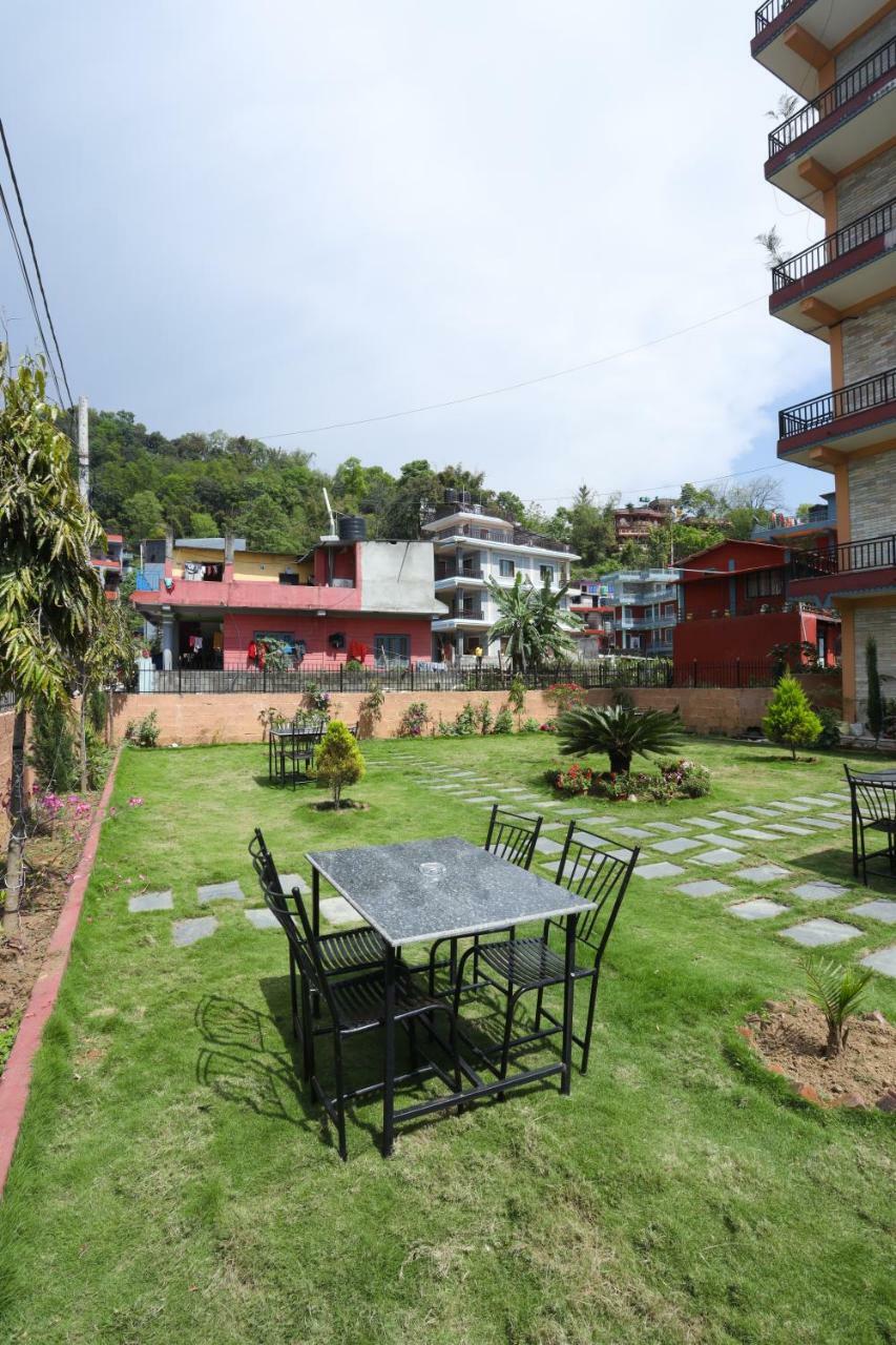 Hotel Blue Magnet Pokhara Extérieur photo