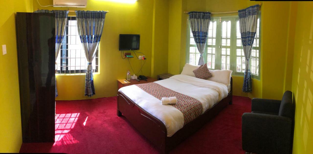 Hotel Blue Magnet Pokhara Extérieur photo