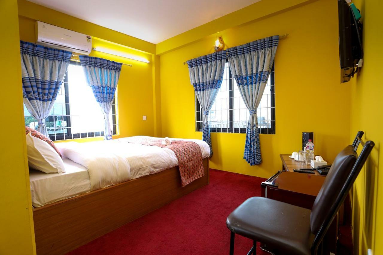 Hotel Blue Magnet Pokhara Extérieur photo