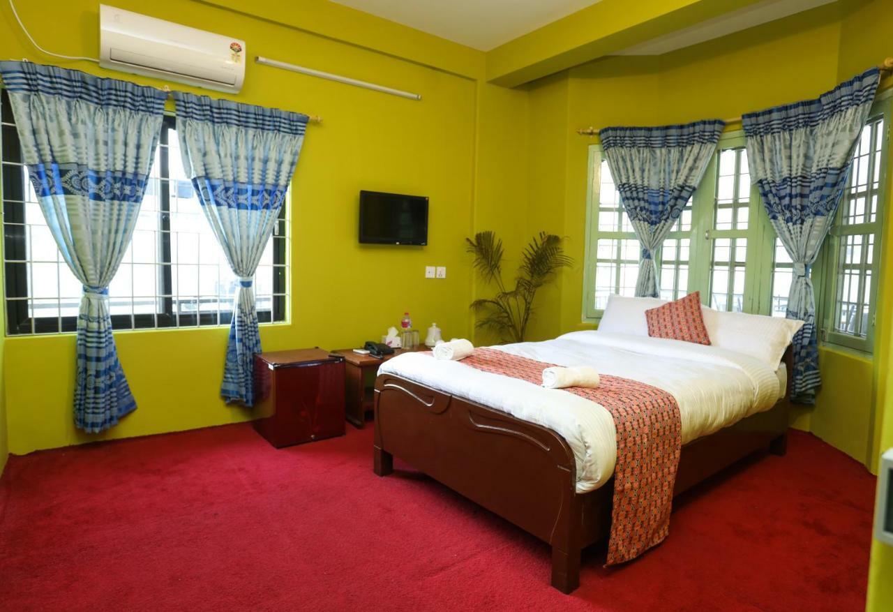 Hotel Blue Magnet Pokhara Extérieur photo