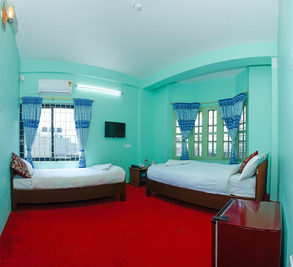 Hotel Blue Magnet Pokhara Extérieur photo