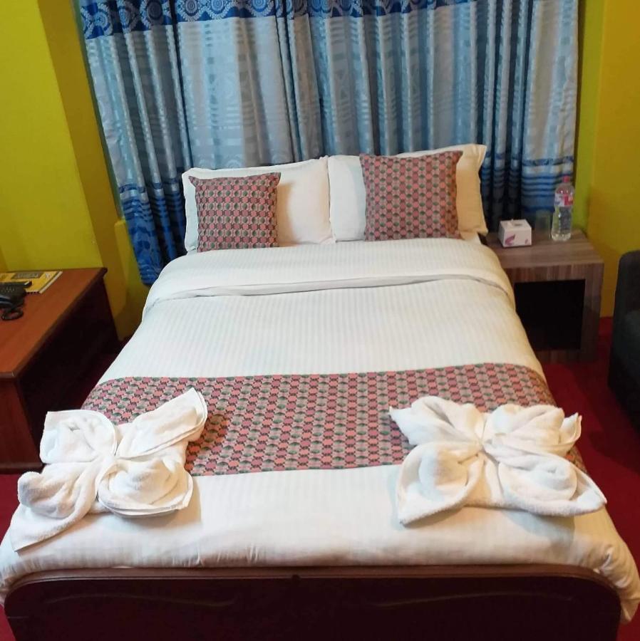 Hotel Blue Magnet Pokhara Extérieur photo